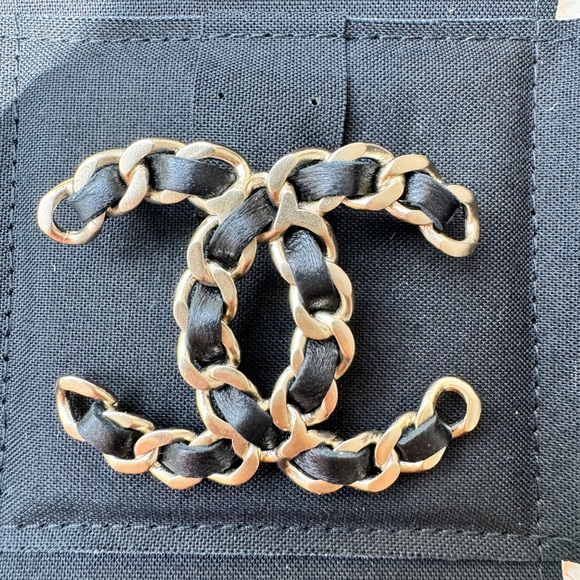 CHANEL 18V CLASSIC GOLD TONE LARGE BIG CC LOGO CHAIN BLACK LEATHER BROOCH PIN - Picture 3 of 10